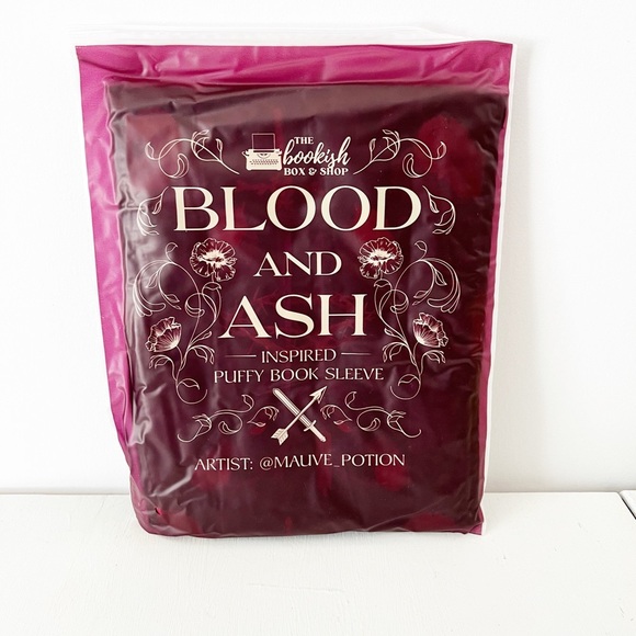 From Blood and Ash Jennifer Armentrout Puffy Quilted Book SLeeve Poppy Dagger - Picture 4 of 5